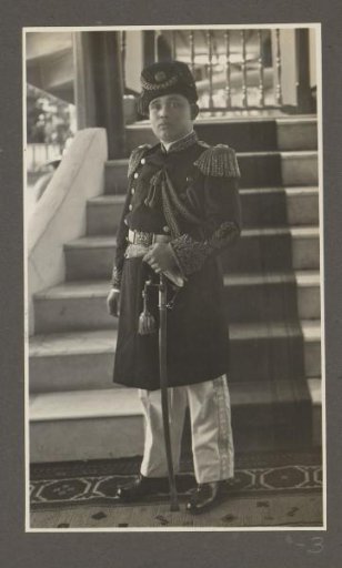 Portrait of Mahmoed, son of Sultan Abdoel Aziz Abdoel Djalil Rachmat Sjah, ruler of the Langkat region