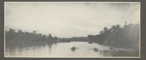 Panorama of the rowing competitions on the Wampoerivier at the 25th jubilee of the Sultan