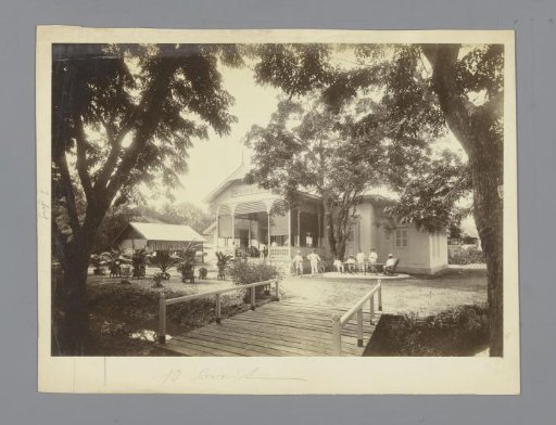 View of Sociëteit Klambir, Tandjong Poera, with European men and Indonesian servants