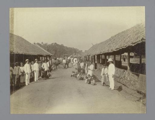 Overseers and contract workers on the coffee plantation Glen Bervie, Langkat