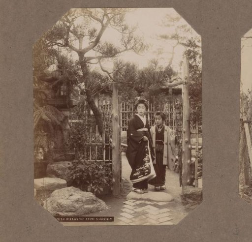 Twee jonge vrouwen in een tuin, Japan