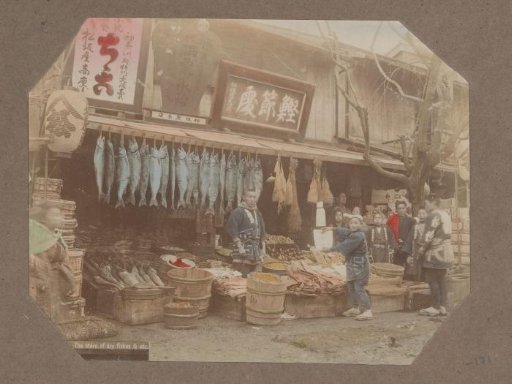Gezicht op een marktkraam met gedroogde vissen, Japan