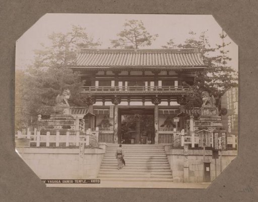 View of the gate of the Yasaka or Gion shrine in Kyoto, Japan