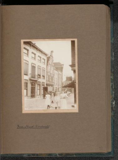Children in the Voorstraat at the level of the Nieuwbrug in Dordrecht