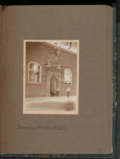 Children at the entrance gate of the Prinsenhof at Delft