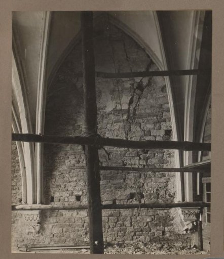 Supported vault that is collapsing