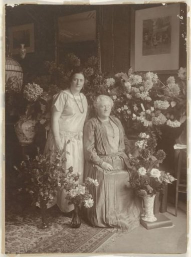 Portrait of Grietje and Flop Vermeulen in a room full of flowers