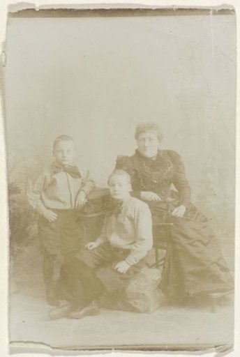 Group portrait of Grietje, David and Bram Vermeulen