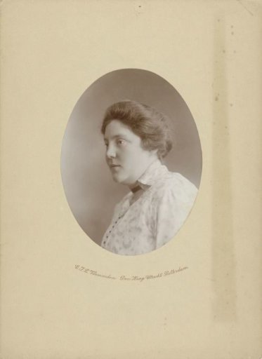 Oval portrait of Tine Vermeulen