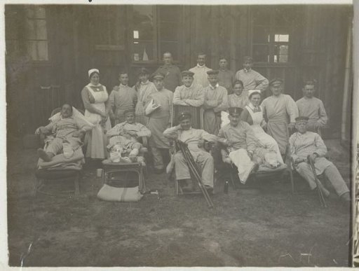 Tine Vermeulen as a nurse in a military hospital
