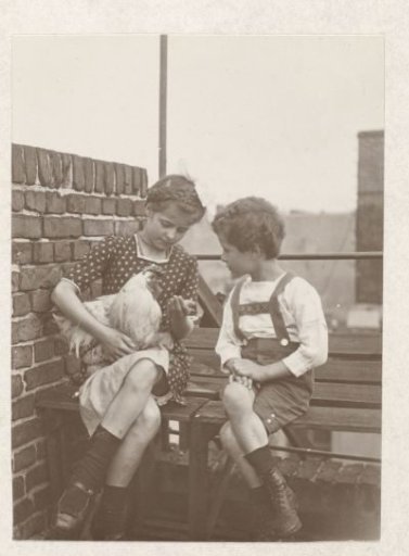 Marba and Eckart Titzenthaler, children of the photographer, with a rooster on the roof terrace of the residence on Friedrichstrasse, Berlin