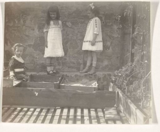 Marba and Eckart Titzenthaler, children of the photographer, and an unknown girl on the roof terrace of the residence on Friedrichstrasse, Berlin