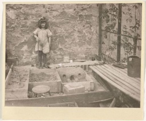 Marba Titzenthaler, daughter of the photographer, at the sandbox on the roof terrace of the residence on Friedrichstrasse, Berlin