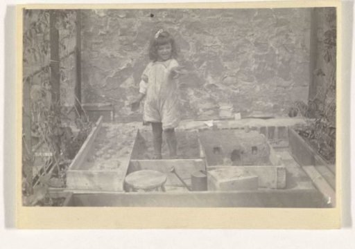 Marba Titzenthaler, daughter of the photographer, in the sandbox on the roof terrace of the residence on Friedrichstrasse, Berlin