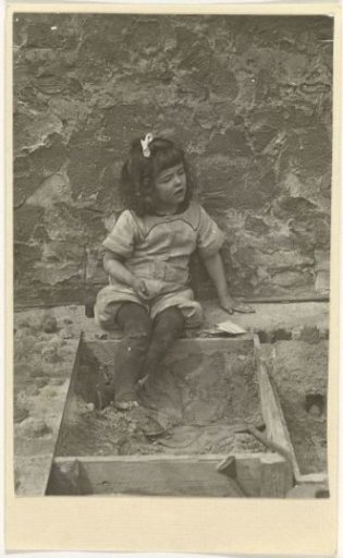 Marba Titzenthaler, daughter of the photographer, in the sandbox on the roof terrace of the residence on Friedrichstrasse, Berlin