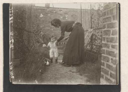 Marba and Olga Titzenthaler, daughter and wife of the photographer, on the roof terrace of the residence on Friedrichstrasse, Berlin