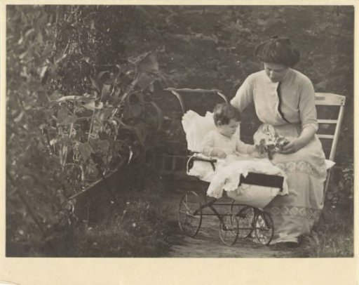 Olga Titzenthaler-Badenberg and Marba Titzenthaler, wife and daughter of the photographer, in a garden or park, Berlin