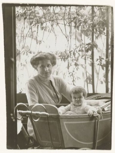 Olga and Marba Titzenthaler, wife and daughter of the photographer, in the residence on Friedrichstrasse, Berlin