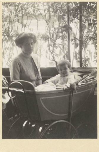 Olga and Marba Titzenthaler, wife and daughter of the photographer, in the residence on Friedrichstrasse, Berlin