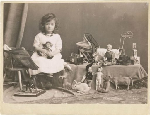 Marba Titzenthaler, daughter of the photographer, with her toys in the residence on Friedrichstrasse, Berlin