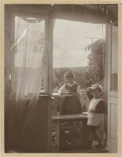Marba and Eckart Titzenthaler, children of the photographer, on a balcony