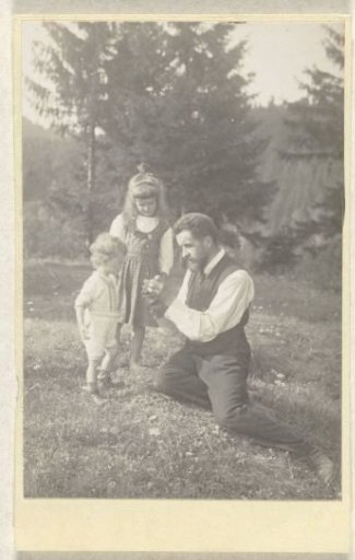 Waldemar Titzenthaler, the photographer, with his children Marba and Eckart in a field