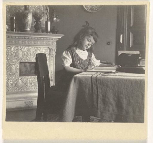 Marba Titzenthaler, daughter of the photographer, reading in the residence on Friedrichstrasse, Berlin