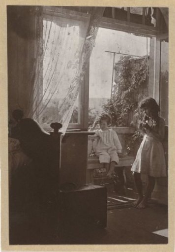 Marba and Eckart Titzenthaler, children of the photographer, on a balcony
