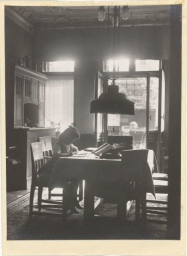 Marba Titzenthaler, daughter of the photographer, at the table in the residence on Friedrichstrasse, Berlin