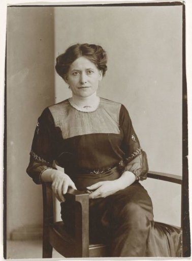 Portrait of Olga Titzenthaler-Badenberg, wife of the photographer