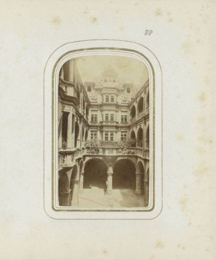 Dwelling house with an ornate facade and porticos in Nuremberg