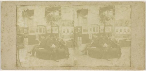 Visitors on a round bench at one of the photography exhibitions, probably in the Militiezaal in Amsterdam 1891 or 1895