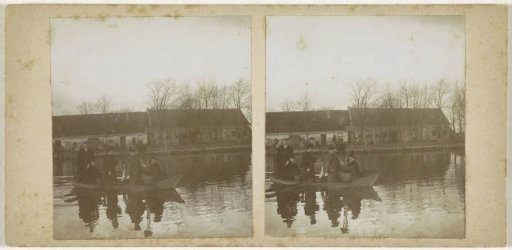 Outing of the Amsterdamsche Amateurfotografenvereniging (AFV) on the Vecht, with cameras in a boat