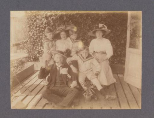 Group portrait of David, Greet, Gerard, Gerrit and Johan Vermeulen with a woman