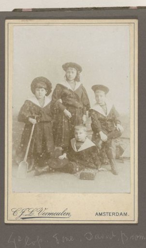 Portrait of Tine, David and Bram Vermeulen and their older sister