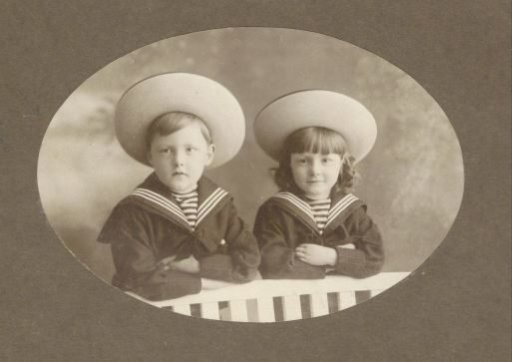 Portrait of Gé and Grup Vermeulen in sailor suits with hats on