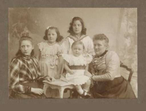 Group portrait of G. Vermeulen-Luitjes and four Vermeulen children