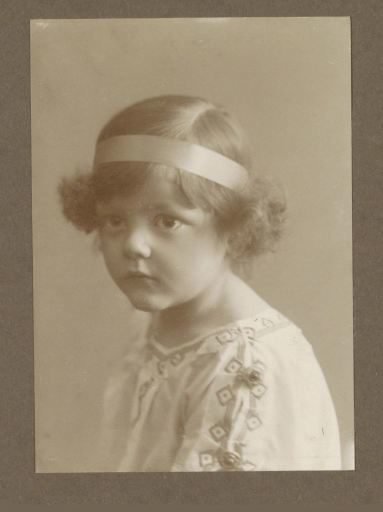 Portrait of a girl of the Vermeulen family with a hairband