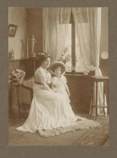 Portrait of two Vermeulen children in dresses in a room, with a statue in the corner