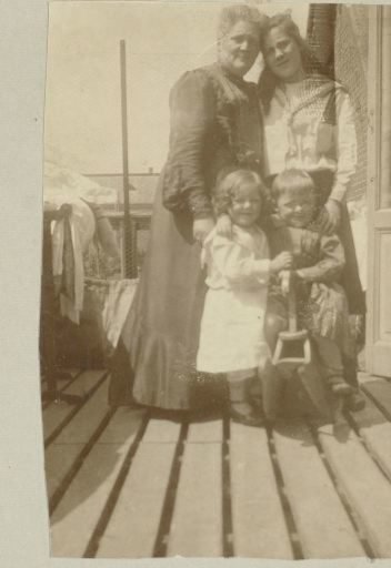Group portrait of Grietje Vermeulen-Luitjes and her children on a balcony