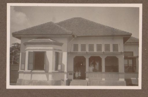 Dwelling in the Dutch East Indies with (presumably) Mrs. Kleiterp-Vermeulen and her children Klaas and Tiny visible at the doorway