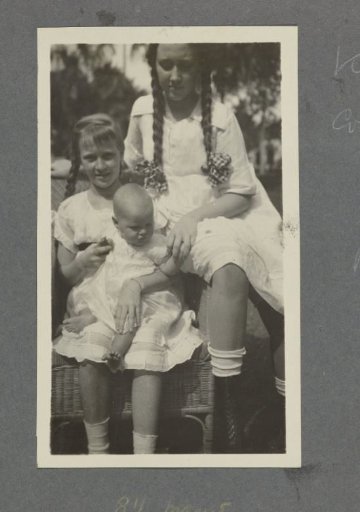 Group portrait of eight-and-a-half-month-old baby Klaas Kleiterp and Corrie and Els Bakker in Batavia