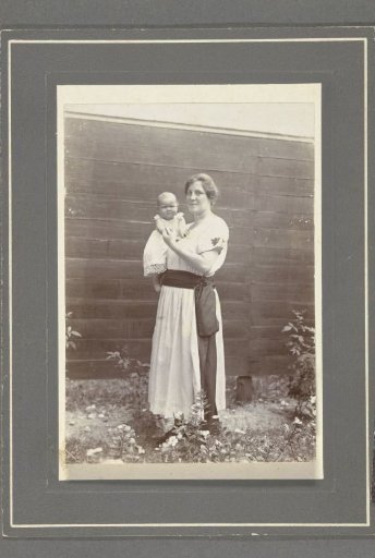 Portrait of Tine Kleiterp-Vermeulen with her son Klaas Kleiterp on her arm in Madjene on Celebes