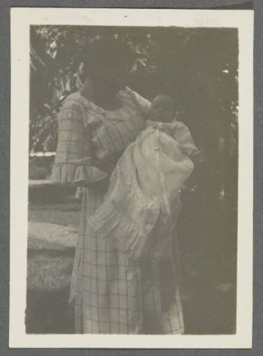 Tine Kleiterp-Vermeulen with her daughter Tiny on her arm in a garden in Pangka on Java
