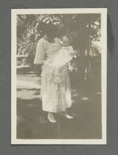 Tine Kleiterp-Vermeulen with her daughter Tiny on her arm in a garden in Pangka on Java