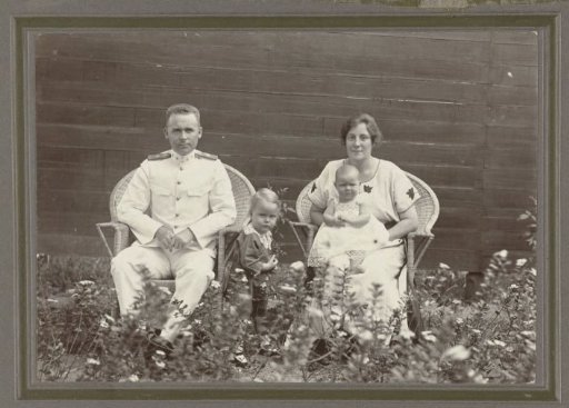 Portrait of Klaas Kleiterp, his wife Tine Kleiterp-Vermeulen, and their children Klaas (left) and Tiny in Madjene on Celebes