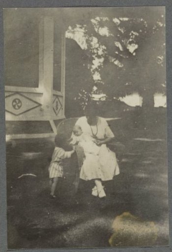 Tine Kleiterp-Vermeulen and (presumably) her children Klaas and Tiny in a garden in Pangka on Java