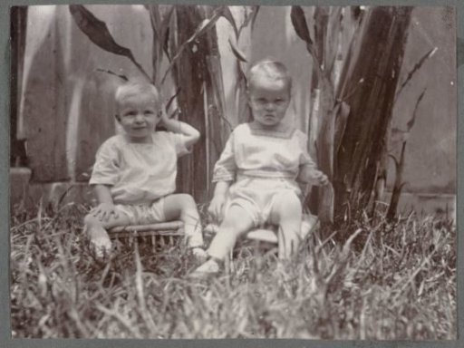 Klaas Kleiterp (right) and a child of the Eckhardt family in a garden in the Dutch East Indies