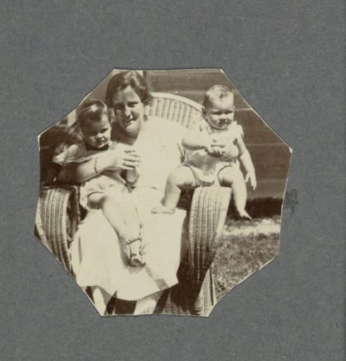 Tine Kleiterp-Vermeulen with her children Klaas and Tiny on her lap in Madjene on Celebes