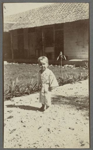 Klaas Kleiterp as a two-year-old in a bathrobe on a gravel path in Madjene